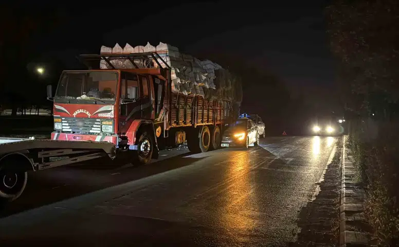 Eskişehir’de Kamyona Arkadan Çarpan Sürücü Yaralandı