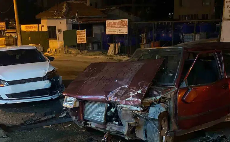Eskişehir’de Kafa Kafaya Çarpışan Araçlar Hasar Gördü
