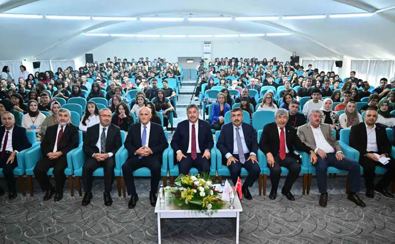 Cengiz Dağcı’nın Eserleri Eskişehir’de Gençlerle Buluştu