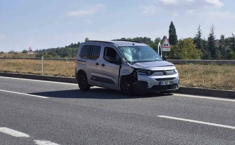 Eskişehir’de tıra arkadan çarpan araçta sürücü yaralandı