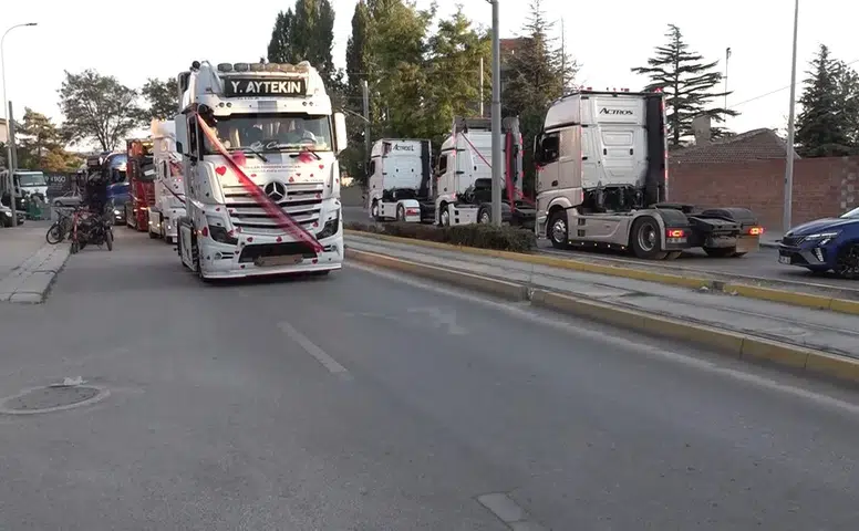 Eskişehir'de evlenen yeğenine 7 tırlık konvoy sürprizi yaptı