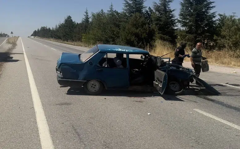 Eskişehir’de iki otomobil çarpıştı: 1’i bebek 6 kişi yaralandı