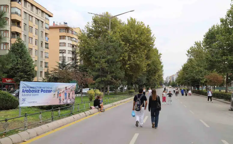 Arabasız Pazar’da Eskişehirliler bulvarın keyfini çıkardı