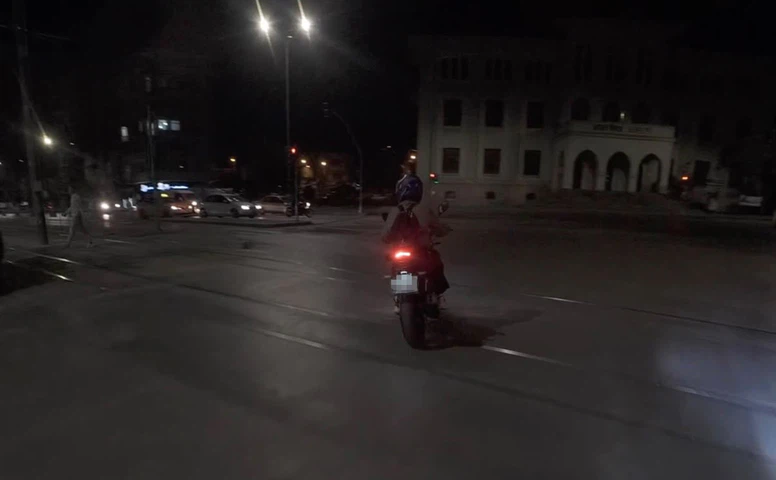 Yolu karıştırdı, ters yöne girdi: Arkadaşının tepkisi güldürdü