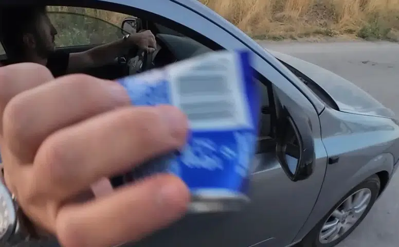 Eskişehir’de yola çöp atan sürücüye motosikletli tepki