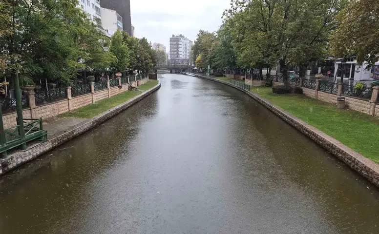 Eskişehir’de sağanak başladı, sıcaklık 14 dereceye düştü