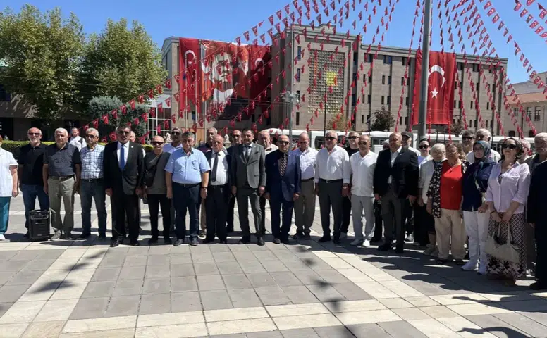 İYİ Parti Eskişehir’in Kurtuluşu için Atatürk Anıtı’na çelenk sundu