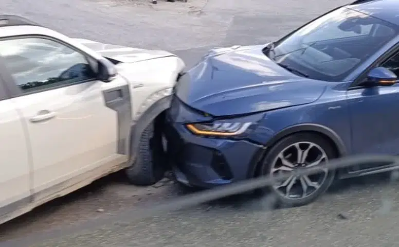 Eskişehir’de kavşakta iki otomobil çarpıştı