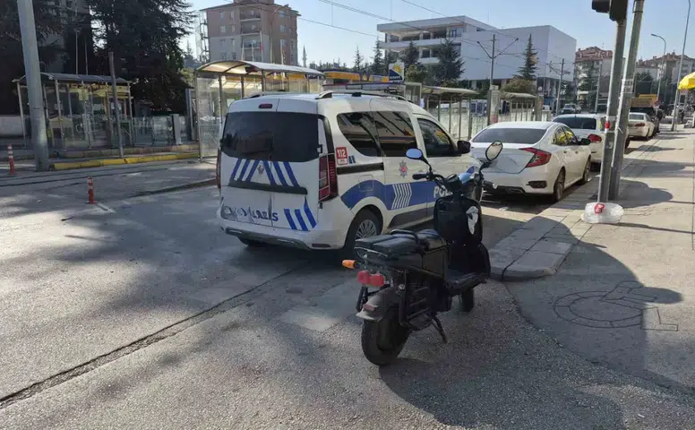 Eskişehir’de Elektrikli Bisiklete Otomobil Çarptı: Kaçtı