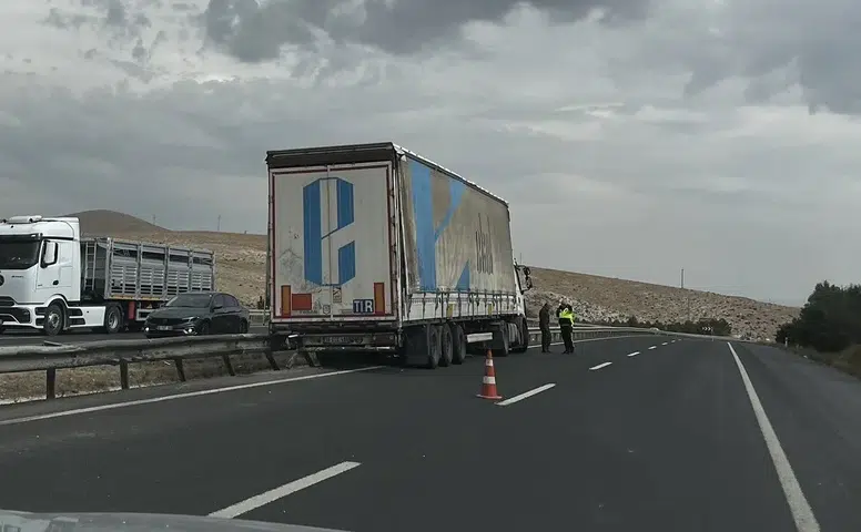 Sivrihisar’da kontrolden çıkan tır bariyerlere çarptı
