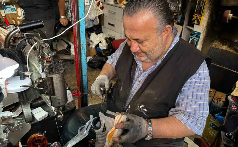 8 yaşında başladı, 43 yıldır ayakkabı tamir ediyor