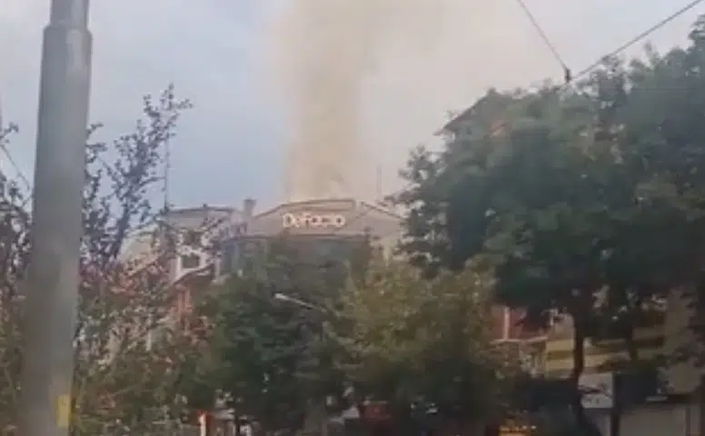 Eskişehir’de giyim mağazasının çatısında yangın