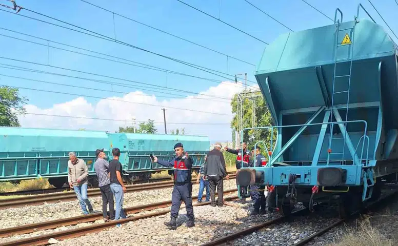 Eskişehir’de vagona çıkan çocuk ve babası akıma kapıldı