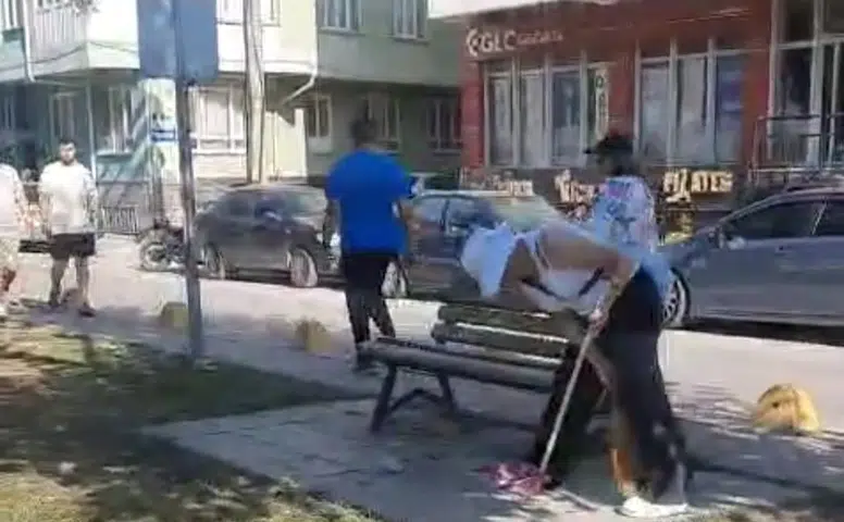 Gönüllülerden park temizliği