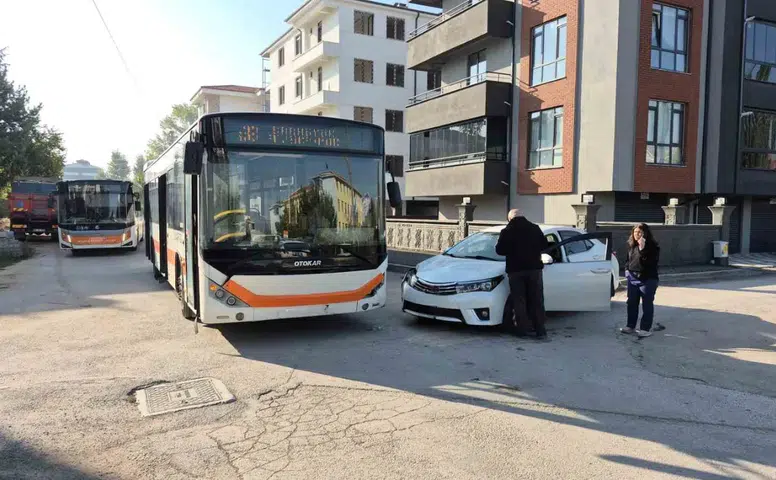 Eskişehir’de Belediye Otobüsü İle Otomobil Çarpıştı: 2 Yaralı