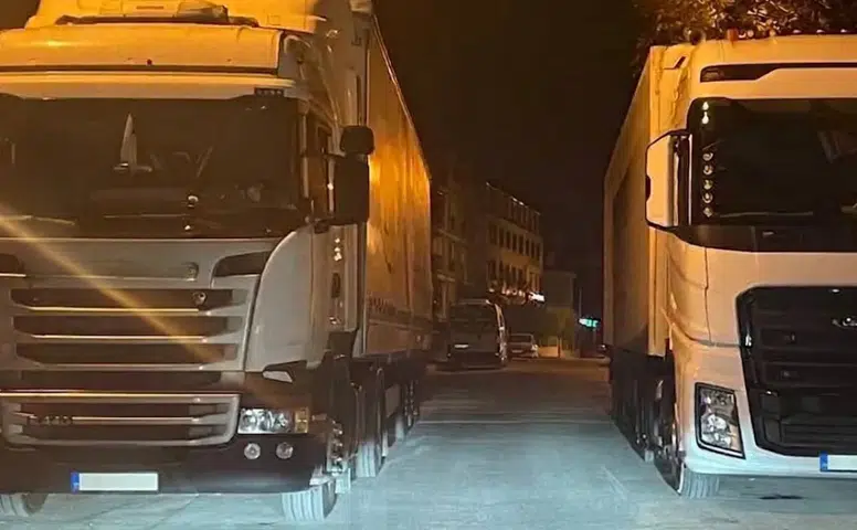 Eskişehir’de Yan Yana Park Eden 2 Tır Trafiği Kilitledi