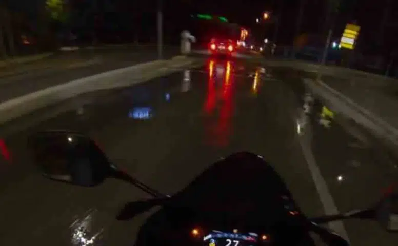 Göle dönen caddede motosiklet sürücüsünün zor anları kameraya yansıdı