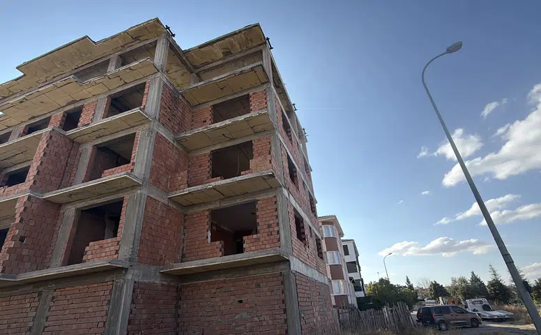 Eskişehir’de 4’üncü Kattan Düşen Şahıs Ağır Yaralandı