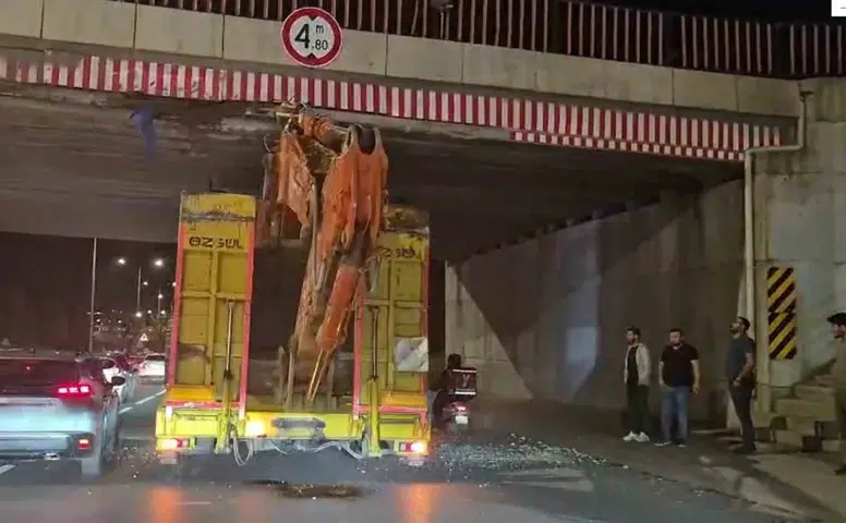 Eskişehir’de İş Makinesi Taşıyan Tır Üst Geçide Sıkıştı