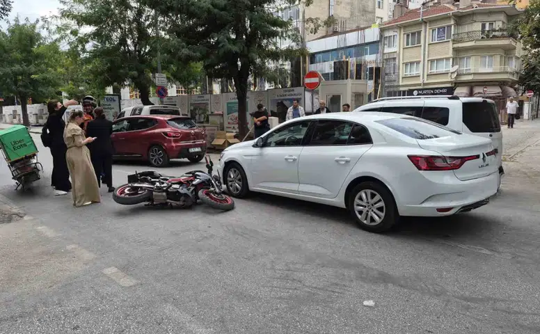 Eskişehir’de otomobil ve motosiklet çarpıştı