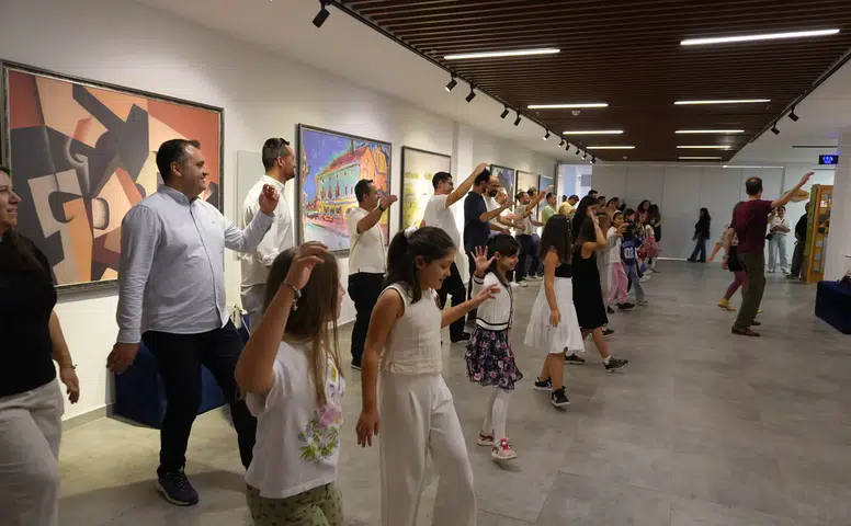 Eskişehir’de Kız Çocukları Babalarıyla Dans Etti