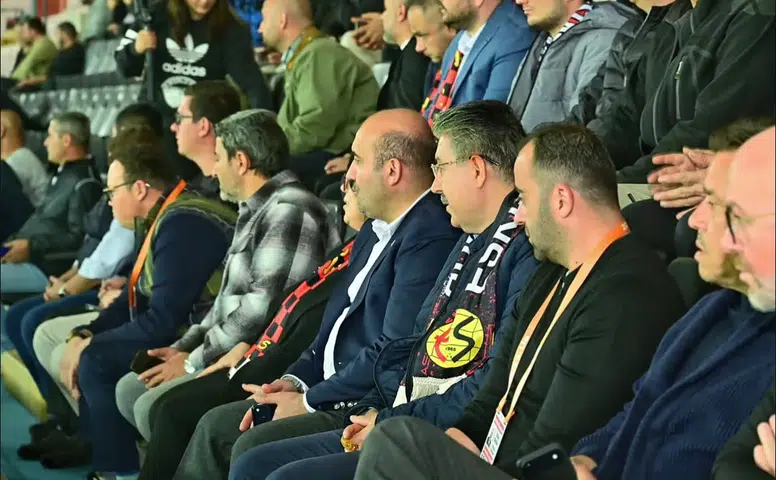 Vali Erdinç Yılmaz, Eskişehirspor Maçını Tribünden İzliyor