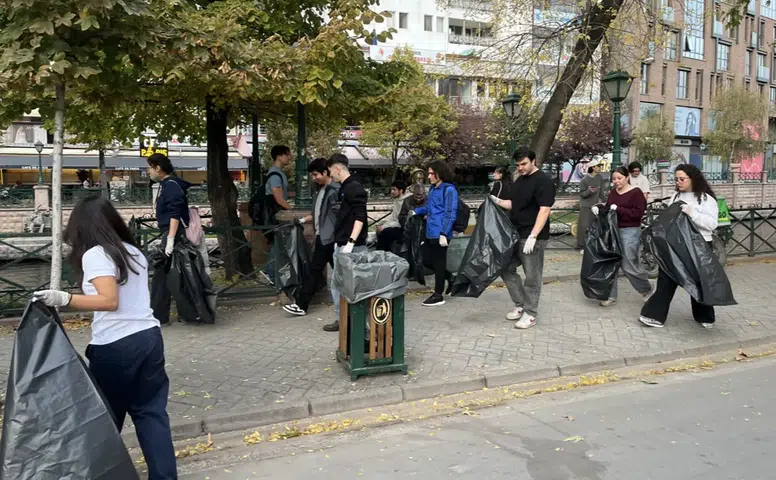 ESTÜ’lü Öğrenciler Porsuk Çayı’nda Çevre Temizliği Yaptı
