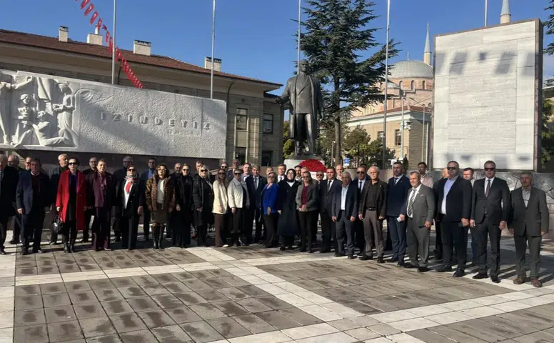 Eskişehirli Muhtarlar Atatürk Anıtı’na Çelenk Sundu