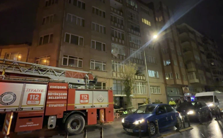 Eskişehir’de Pencereye Çıkan 74 Yaşındaki Adam Kurtarıldı