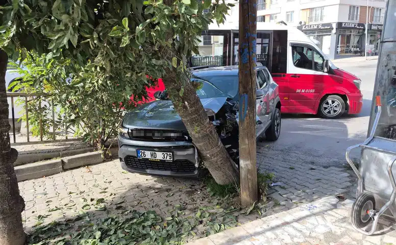 Eskişehir’de Kontrolden Çıkan Otomobil Ağaca Çarptı