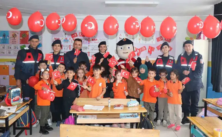 Jandarmadan Eskişehir’de Miniklere Cumhuriyet Sürprizi