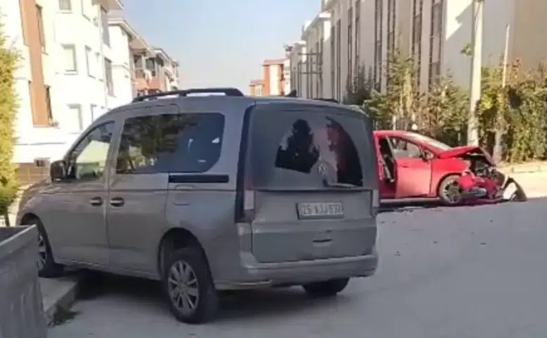 Eskişehir’de Hafif Ticari Araçla Otomobil Çarpıştı