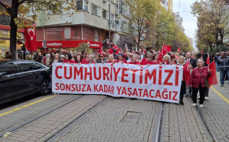 Eskişehir’de Cumhuriyet Yürüyüşüne Yüzlerce Kişi Katıldı