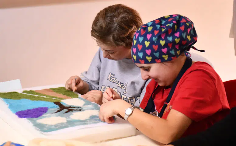 Gökkuşağı Kafe’de Öğrenciler Aileleriyle Keçe Panolar Üretti