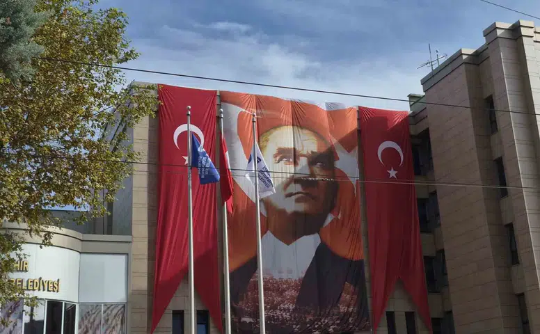 Eskişehir’de Binalar Dev Türk Bayraklarıyla Donatıldı