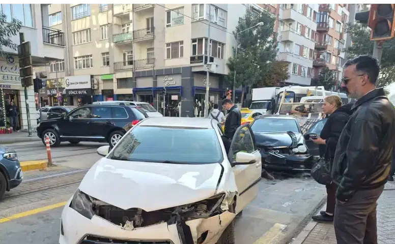 Eskişehir’de kafa kafaya kaza: Tramvay seferleri aksadı