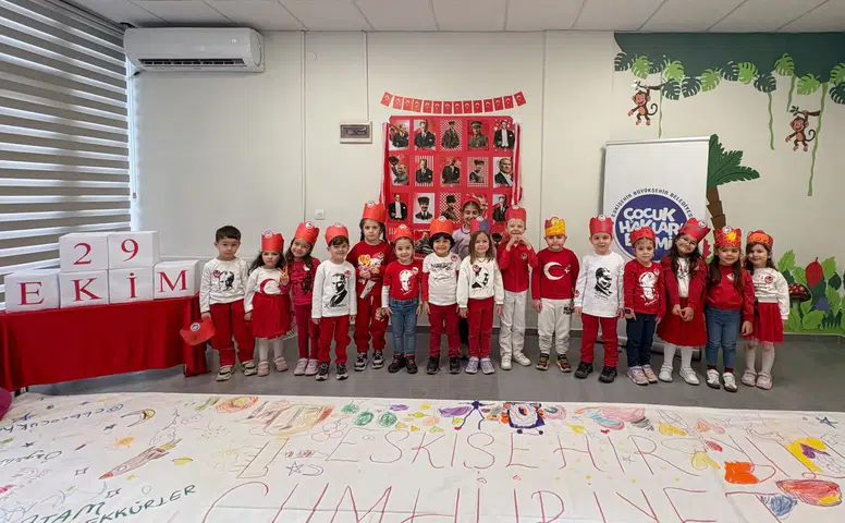 Eskişehir’de Çocuklar 26 Metrelik Cumhuriyet Tuvali Hazırladı