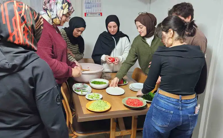 Eskişehir’de Üniversiteliler Paketli Gıda Tüketmek Yerine Kısır Yaptı