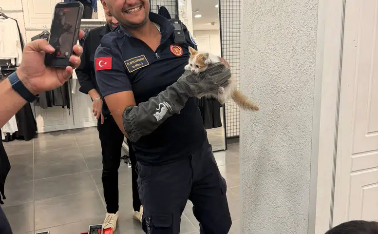 Eskişehir İtfaiyesi Mahsur Kalan Kedi ve Köpeği Kurtardı