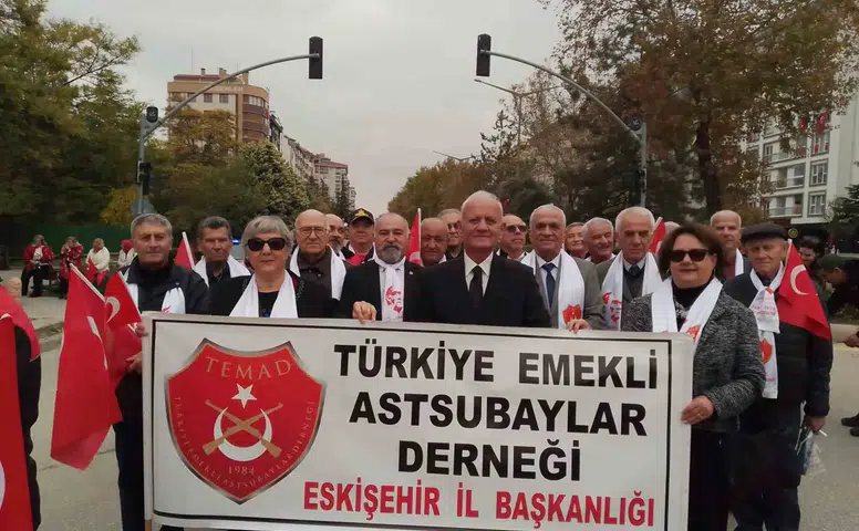 Eskişehir’de Emekli Astsubaylardan Cumhuriyet Yürüyüşü