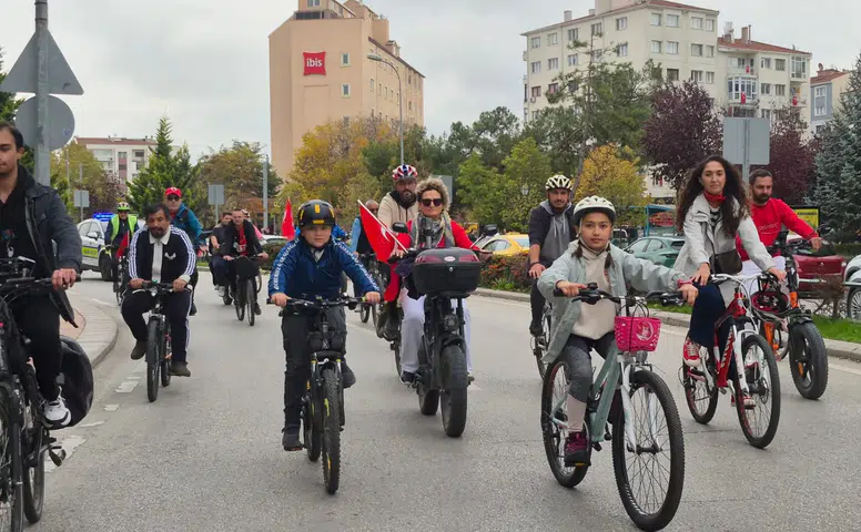 Eskişehir’de Cumhuriyet İçin Bisiklet Ve Motosiklet Turu