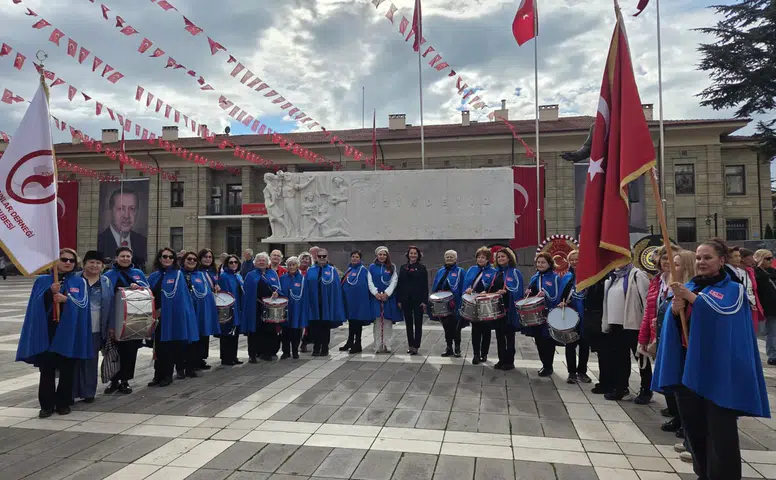 Eskişehir’de 29 Ekim Kadınları Derneği’nden Çelenk Töreni