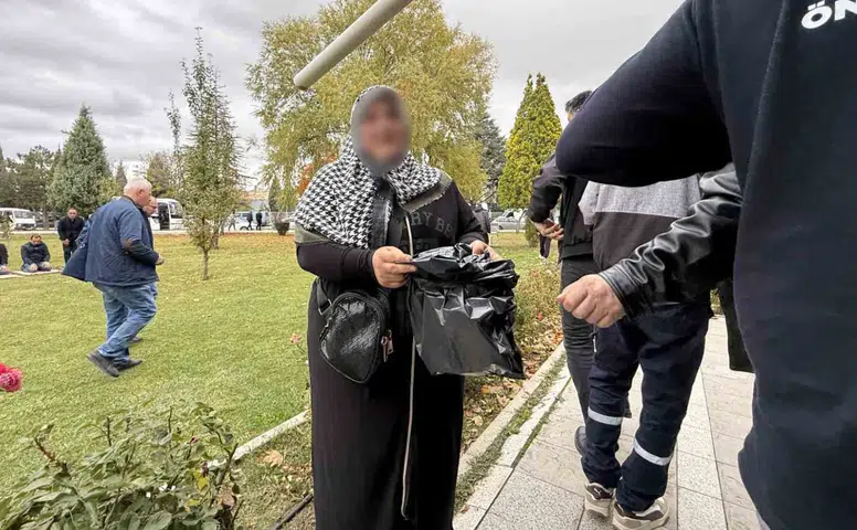 Cami Önünde Çöp Poşetiyle Dilendi