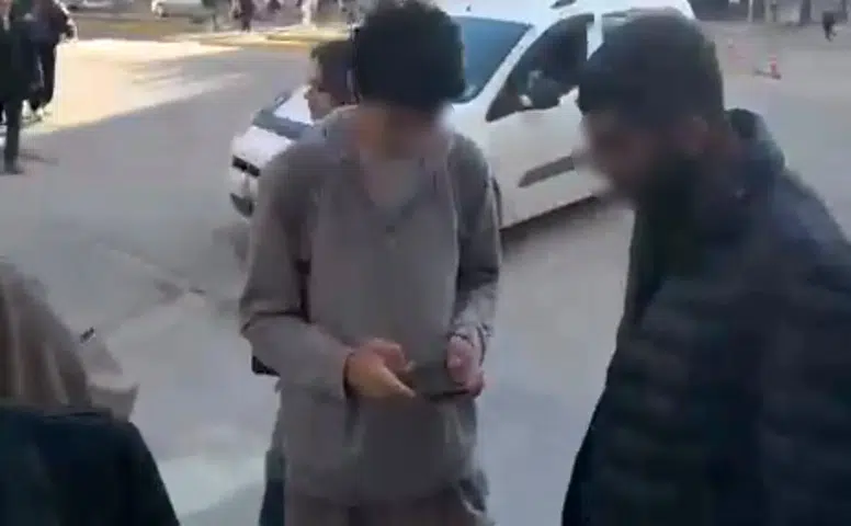 Tespih Sattığını İddia Ederek Öğrenciden Para İstedi, Duyarlı Vatandaş Baskıdan Kurtardı