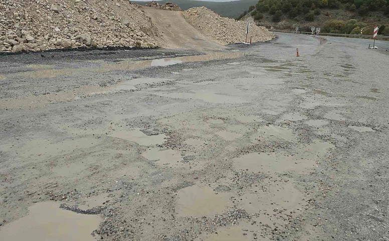 Seyitgazi-Kırka Yolu Köstebek Yuvasına Döndü