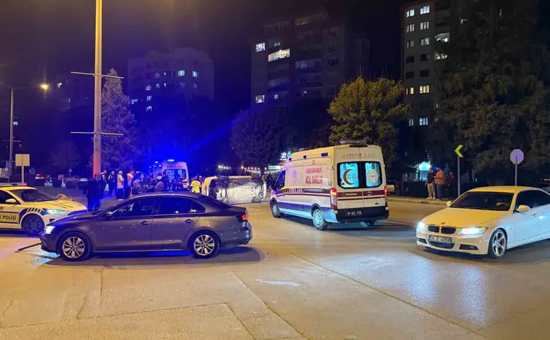 Eskişehir’de Kavşakta Çarpışan Otomobil Yan Yattı