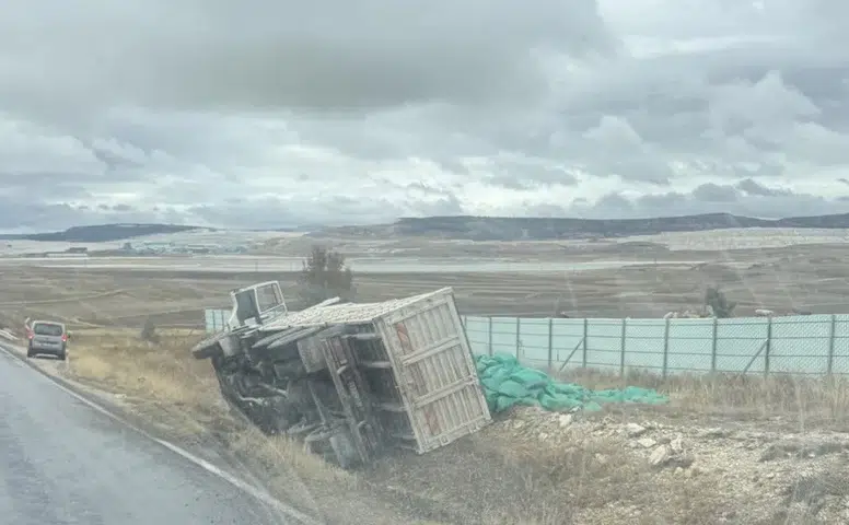 Eskişehir’de Kamyon Şarampole Devrildi