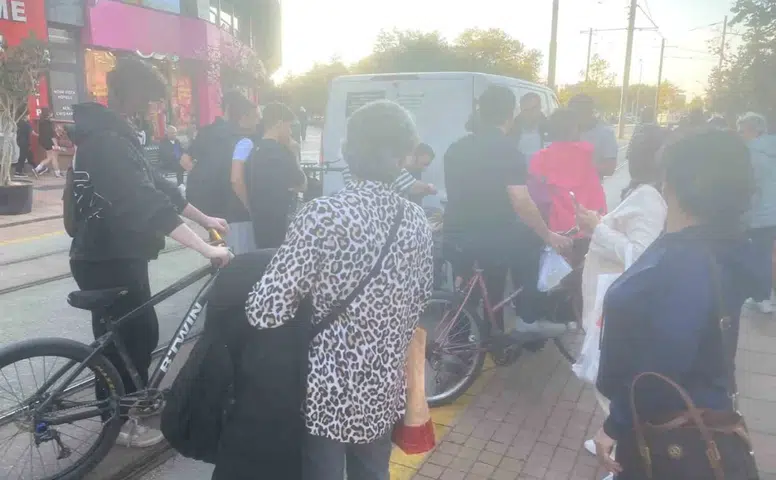 Eskişehir’de Tramvay Yolunda Kaza! Vatandaşlar Yardıma Koştu
