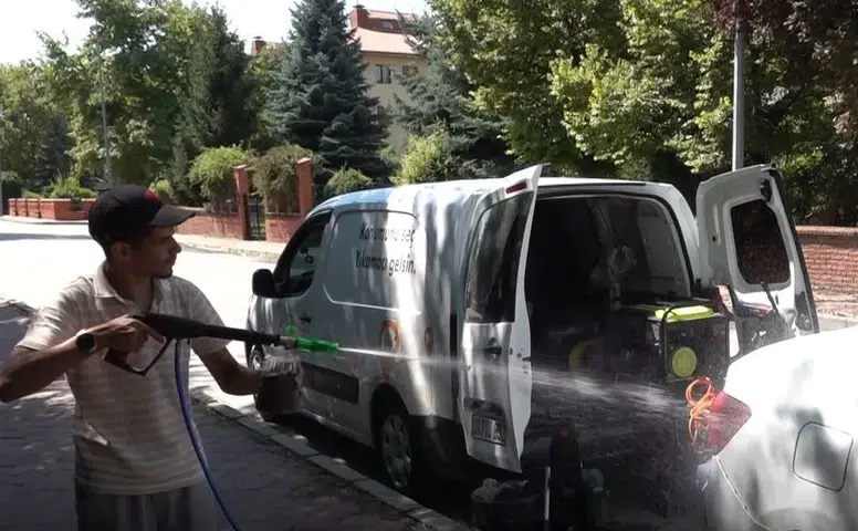 Eskişehir’de Genç Girişimci Oto Yıkamayı Sürücünün Ayağına Götürüyor