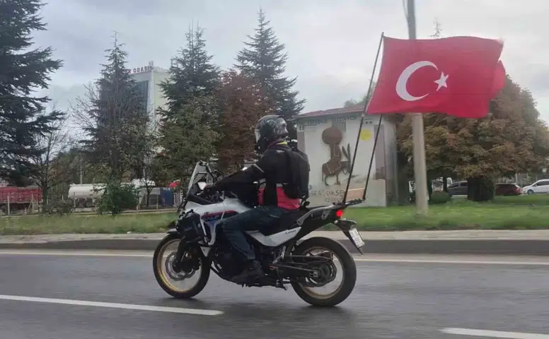 Eskişehir Çevre Yolunda Bayraklı Motosiklet Dikkat Çekti
